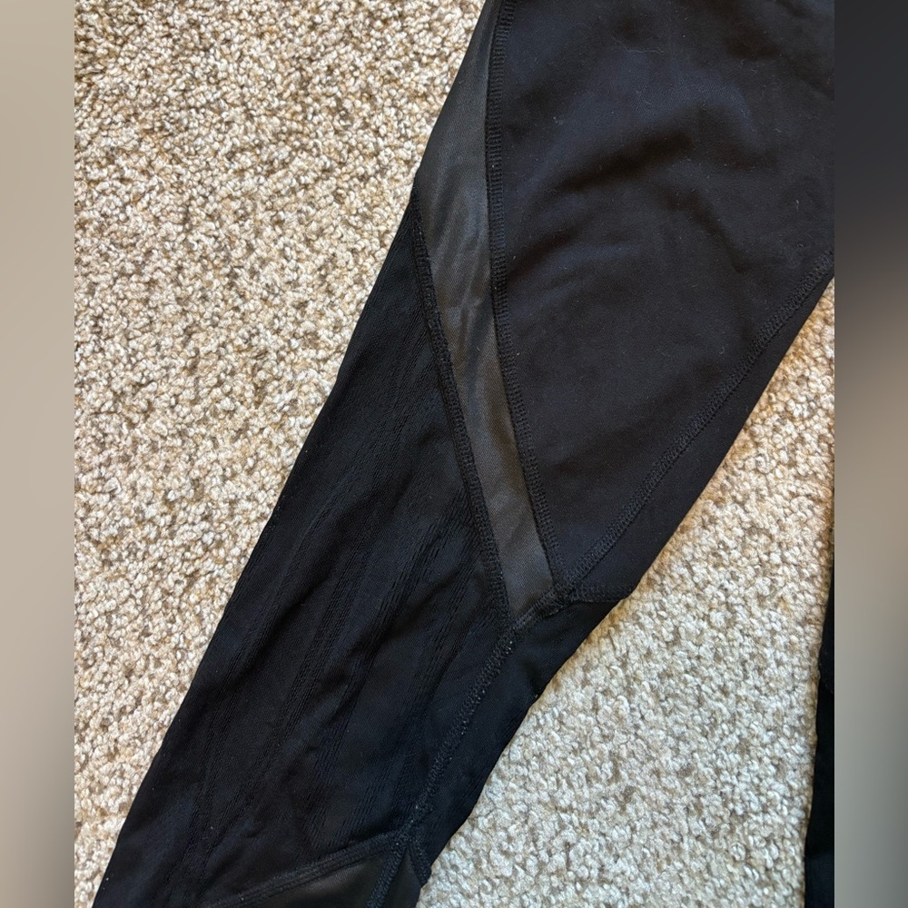 Alo Yoga Legging with Mesh Panels by Knee Size XS/Small | Athleisure | athletic - Picture 2 of 6